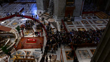 El incesante peregrinar de fieles que se acercan a despedir al papa Francisco, llevó a las autoridades a dejar la Basílica de San Pedro abierta durante casi toda la madrugada.