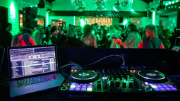 Dueños de salones de eventos, a favor de dejar de pagar por derechos de música: Cobraban según la cara del cliente