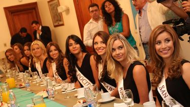 Uñac desayunó con las aspirantes a reinas de la FNS: Todas son ganadoras