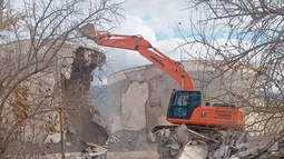 Con máquinas, demuelen 16 cilindros de hormigón que pertenecieron una bodega y terminaron quedando en medio de un loteo en Pocito. Foto: Diario del Rey.
