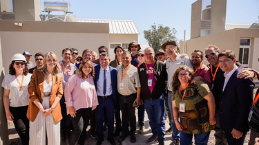 Marcelo Orrego, con las familias que recibieron sus llaves de la casa del IPV en Santa Lucía.