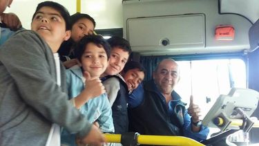 Emocionante: un chofer “se copó” y les regaló plata para el helado