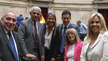 Los 6 diputados nacionales sanjuaninos presentaron un proyecto de zonas cálidas, para contrarrestar los tarifazos de luz Los 6 diputados nacionales sanjuaninos presentaron un proyecto de zonas cálidas, para contrarrestar los tarifazos de luz