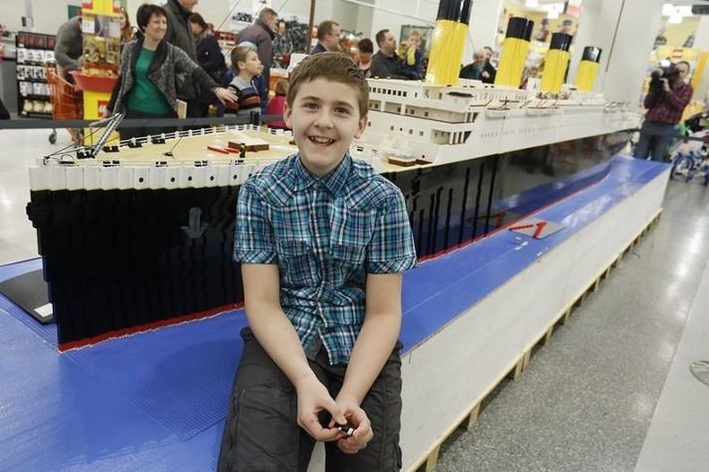 Un chico con autismo crea una réplica del Titanic con 56.000 bloques LEGO