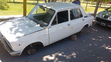 Le robaron el auto y apareció una semana después sin ruedas Le robaron el auto y apareció una semana después sin ruedas