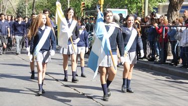 Una multitud vivió el tradicional desfile por el día del maestro