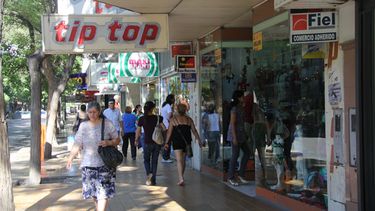 Los sanjuaninos aprovechan el asueto y salen a comprar regalos