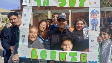 La felicidad de recibir la gorra y la pistola del primero de 36 nietos que su abuela desea que sean policías