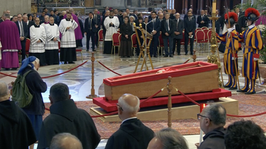El cuerpo del papa Francisco llegó a la Basílica de San Pedro, donde es despedido por miles de fieles.