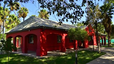 Mercado Tradicional Artesanal Luisa Escudero se encuentra en 25 de Mayo y España.