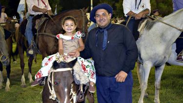 Fernando y Yasmín, en el corazón del Médano de Oro, disfrutando de la Fiesta Nacional de las Destrezas Criollas y el Folklore.