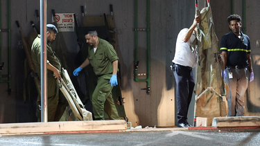 Soldados israelíes pliegan camillas para atender a los heridos tras un ataque con drones desde el Líbano