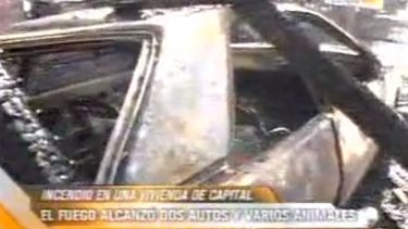 Incendio en Capital: El fuego consumió una vivienda, dos autos y las mascotas