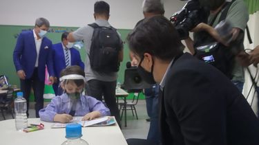 Con la presencialidad como bandera, Trotta anunció obras y hasta conversó y jugó con niños