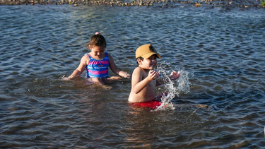Una de las recomendaciones para evitar los golpes de calor es mantenerse hidratado y refrescarse, aunque siempre evitando el sol.