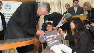 Entregaron audífonos, sillas de rueda y subsidios para instituciones