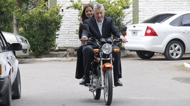 Gioja con la Virreina recorrió en moto Casa de Gobierno