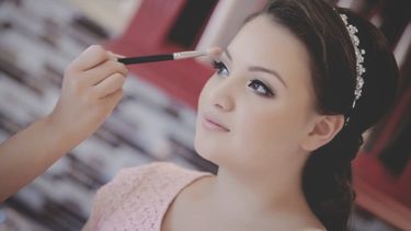 Maquilladores y peluqueros ofrecen servicio gratis para egresadas sanjuaninas