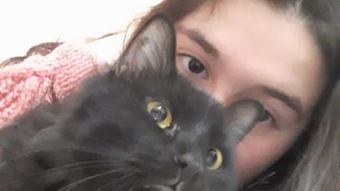 La adolescente sanjuanina que vende dibujos para operar y salvar a su gato