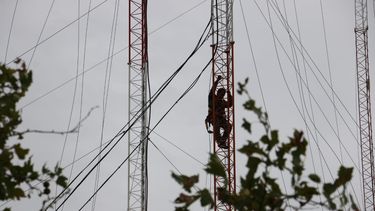 Después del ventarrón, trabajan para arreglar la antena que se quebró en pleno centro