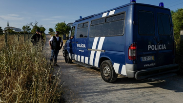 Un vehículo policial llega a la zona de búsqueda de Madeleine McCann en Portugal.