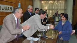 Cincuenta y cuatro familias recibieron la escritura de sus casas