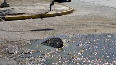 Asqueroso: explotó una cloaca en Trinidad