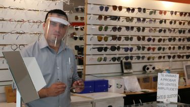 Con receta en mano y extremo cuidado: así abrieron las ópticas sanjuaninas