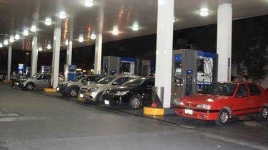 En la previa del paro: colas eternas para cargar combustibles