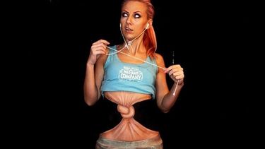 Increíble efecto: ¿Cómo se hace esta chica un nudo ?