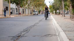 La Avenida Córdoba con sus paños de hormigón agrietados, pronto será repavimentada. Dos empresas quieren hacer los trabajos.