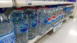 En la previa al corte de agua: las familias gastan hasta $200 en botellones
