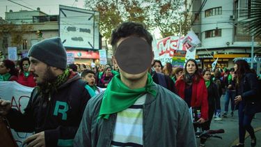 Denuncian que uno de los escrachados por abuso en San Juan milita en el feminismo local