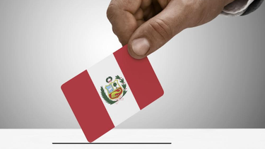 Más de 52.000 peruanos votan un día después de las elecciones tras demoras en llegada de material electoral