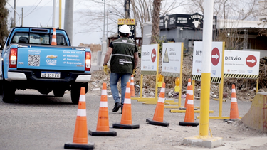 En Obras Sanitarias de San Juan, cómo opera la brigada especial para señalización full time que busca salvar vidas y evitar juicios por baches