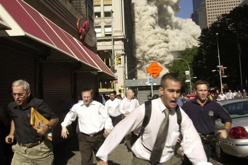 Tras el colapso, la gente huye despavorida de la zona donde se ubicaba el World Trade Center AP Tras el colapso, la gente huye despavorida de la zona donde se ubicaba el World Trade Center AP