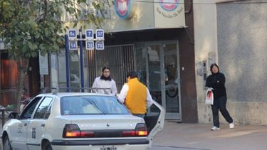 Cada vez más taxis ilegales en San Juan, denuncian que hay “una terminal trucha”