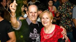 ¡Viejos son los trapos!: mirá a los abuelos sanjuaninos que son furor en los boliches