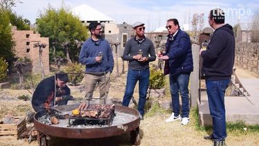 Pipe, Elmer y Juan Carlos, junto a Jorge y Lisandro en la parrilla de Un Pedacito Más.