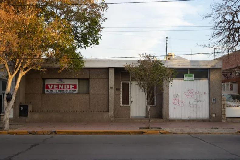 La vereda Sur de Avenida Libertador entre Salta y Santiago del Estero durante agosto pasado.