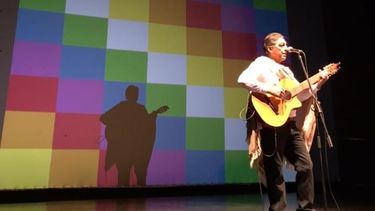 La misión de reavivar el gen nativo con canciones para los más chicos