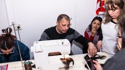 Un peluquero solidario que transforma vidas: Maxi Zacarías lleva su magia a la comunidad huarpe para el Día del Niño