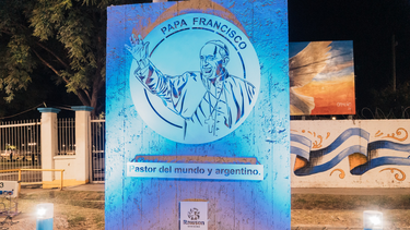 El monumento ubicado en el Parque de Rawson que ahora lleva el nombre Papa Francisco.