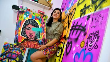 Obras vibrantes y rostros únicos, la impronta de la artista sanjuanina Silene Aubone