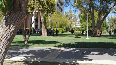 El personal y público que hacía trámites en el Centro Cívico tuvo que abandonar el edificio (Foto: Canal 13 San Juan).&nbsp;