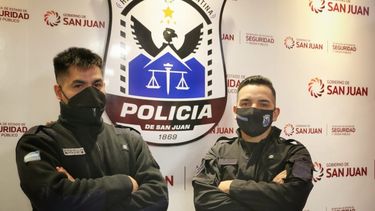 Dos jóvenes policías de San Juan hicieron algo que les valió el reconocimiento de una familia