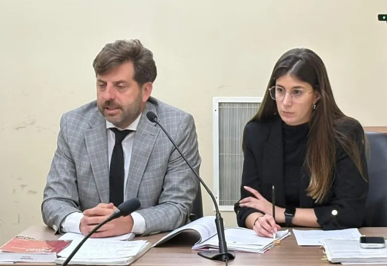 Fiscal Mariano Juárez Prieto y la ayudante fiscal Candela Pérez.