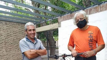 Una pareja sanjuanina iba de viaje, se les cayeron dos bicicletas y les devolvieron una: la otra, la buscan