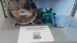 Dos sujetos huyeron al ver a la Policía y abandonaron bolsas con objetos robados en 25 de Mayo Dos sujetos huyeron al ver a la Policía y abandonaron bolsas con objetos robados en 25 de Mayo