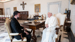 El Papa Francisco recibió a un enviado del Gobierno, tras el fuerte cruce por el uso del gas pimienta